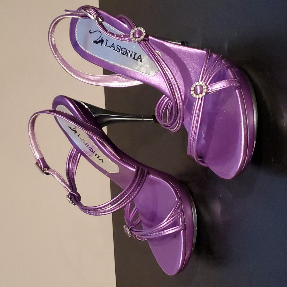 Beautiful purple 💜 heels with rhinestones